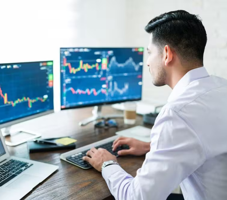 Équipe de traders analysant ensemble des graphiques de performance